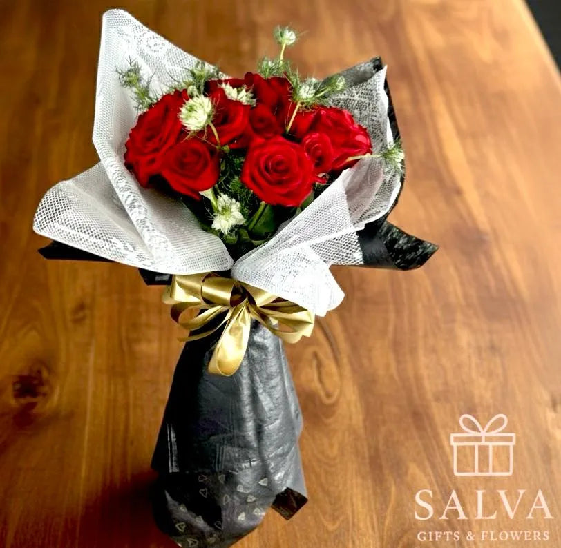 24 Rosas Rojas Envueltas En Texturas De Lujo Y Moño