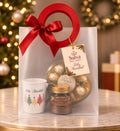 Ancheta de lujo navideña con taza, café y chocolates en bolsa de regalo con moño rojo – Salva Flores y Regalos
