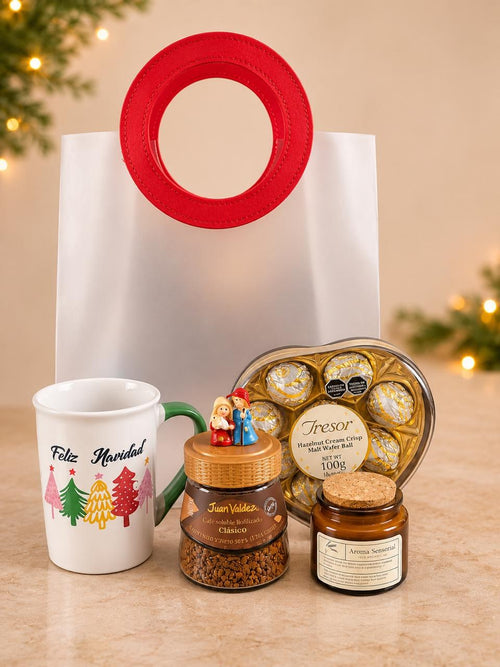 Contenido de la ancheta de lujo: taza Feliz Navidad, café Juan Valdez, vela aromática y chocolates Tresor