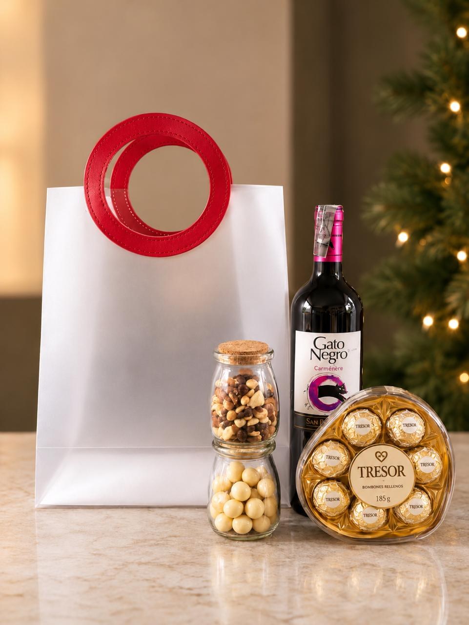 Contenido de la ancheta de lujo: vino tinto Gato Negro, chocolates Tresor, frutos secos y macadamias