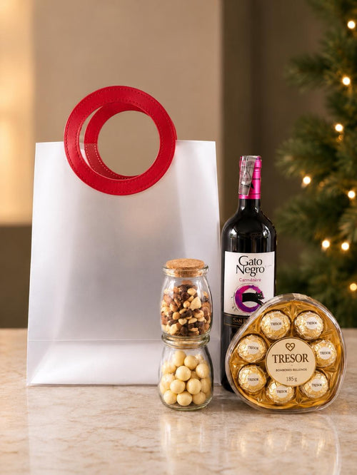 Contenido de la ancheta de lujo: vino tinto Gato Negro, chocolates Tresor, frutos secos y macadamias