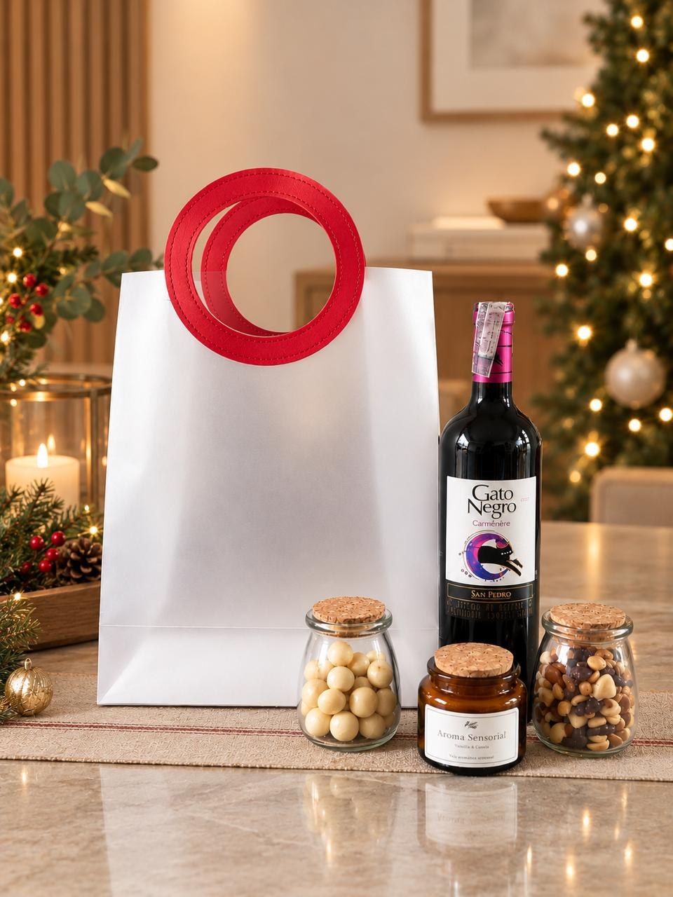 Contenido de la ancheta de lujo: vino tinto Gato Negro, vela aromática, macadamias y frutos secos