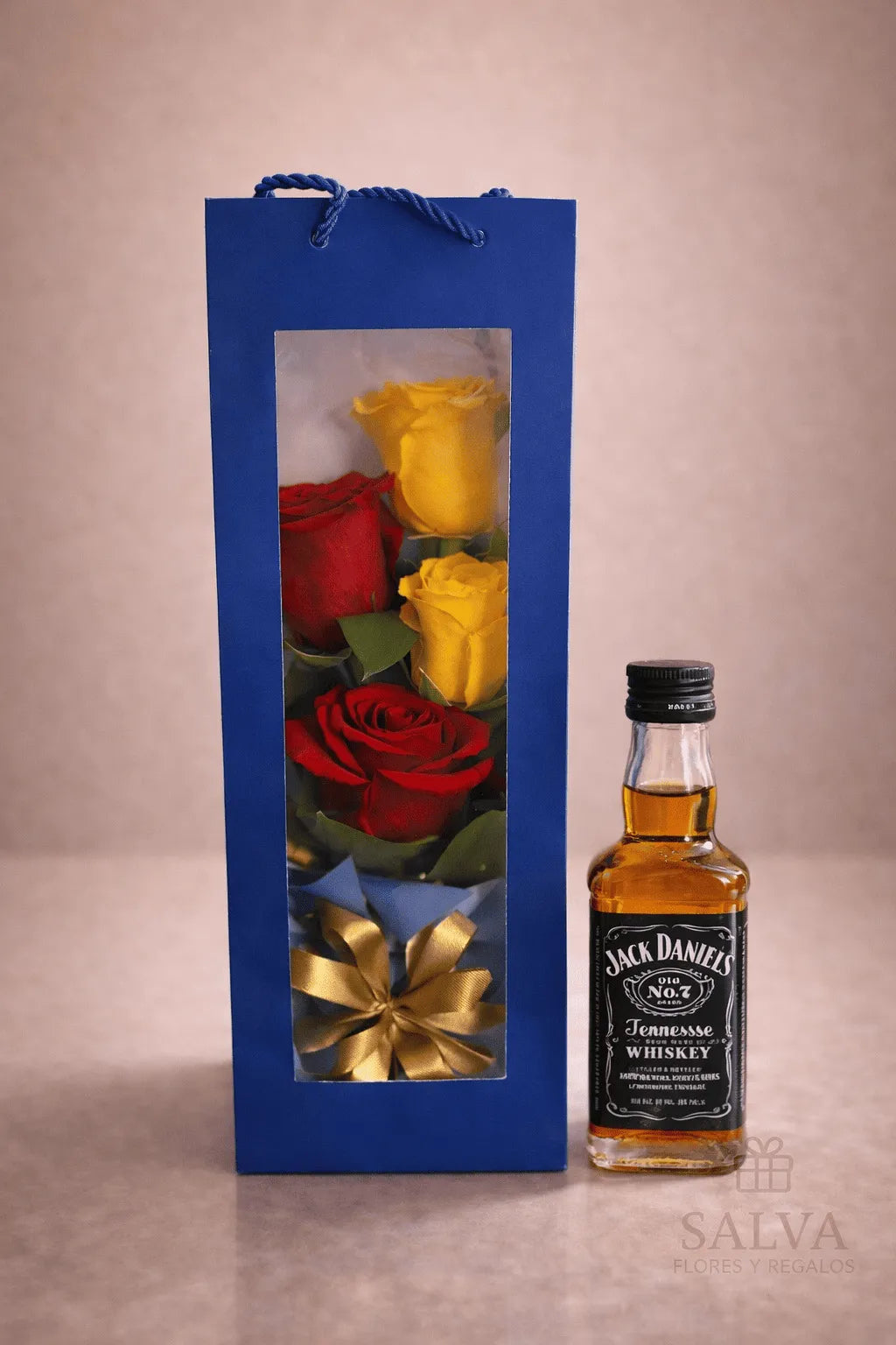 Bolsa De Rosas Mundial + Mini Whisky – Regalo Elegante