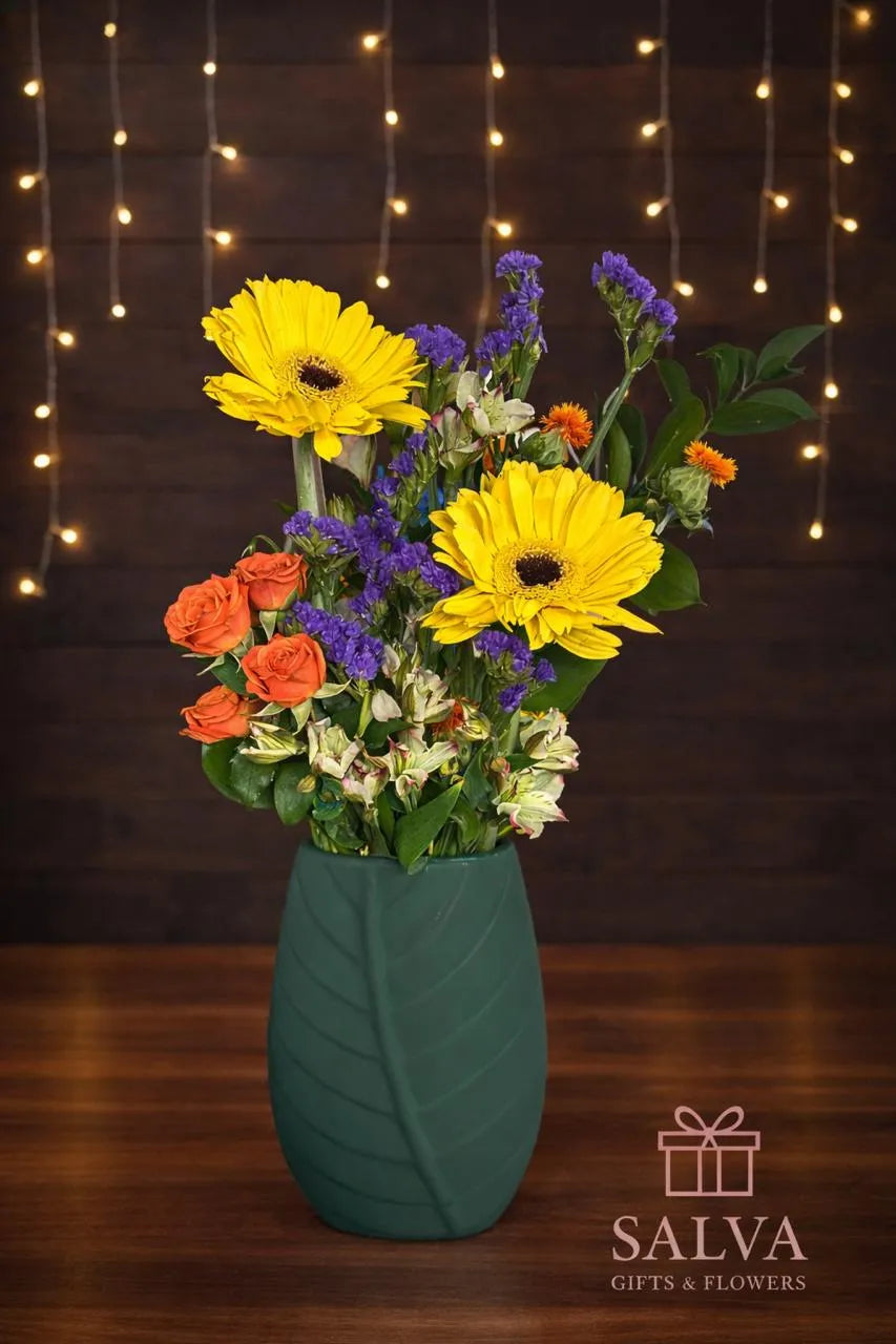 Florero Tipo Hoja Con Gerberas Y Flores Mixtas