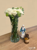 Florero 12 Rosas Blancas + Vela Vegetal + Virgen De La Medalla Milagrosa