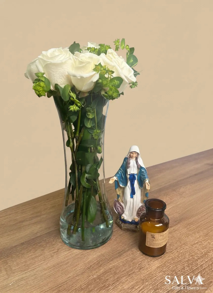 Florero 12 Rosas Blancas + Vela Vegetal + Virgen De La Medalla Milagrosa