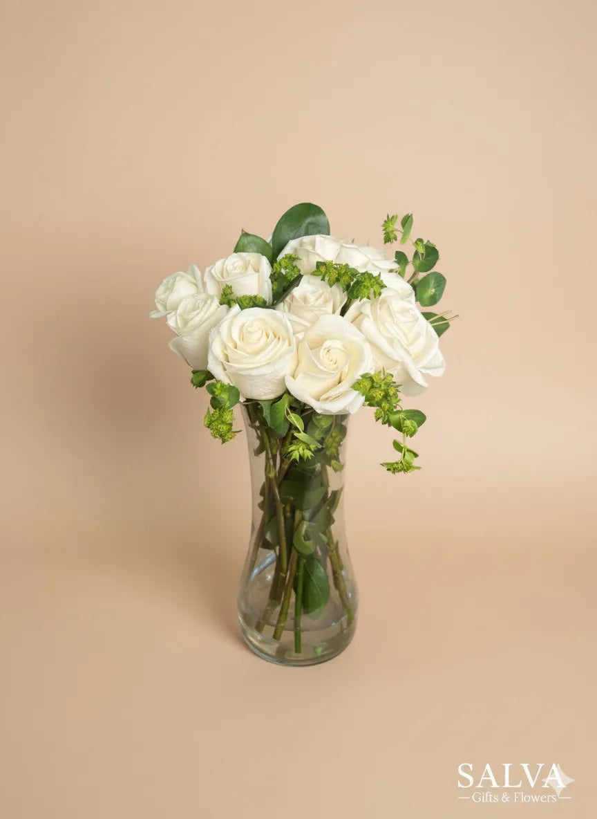Florero De 12 Rosas Blancas – Mensaje De Paz Y Acompañamiento