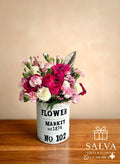 Arreglo Floral Surtido En Base De Latón – Elegancia Natural