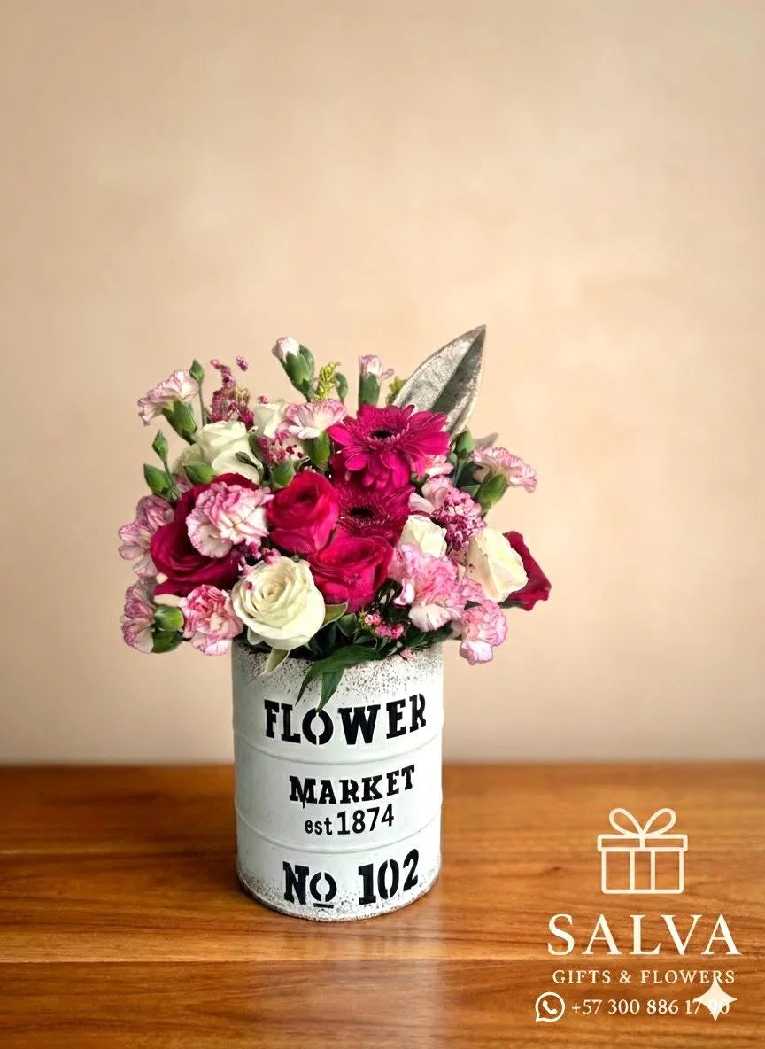 Arreglo Floral Surtido En Base De Latón – Elegancia Natural